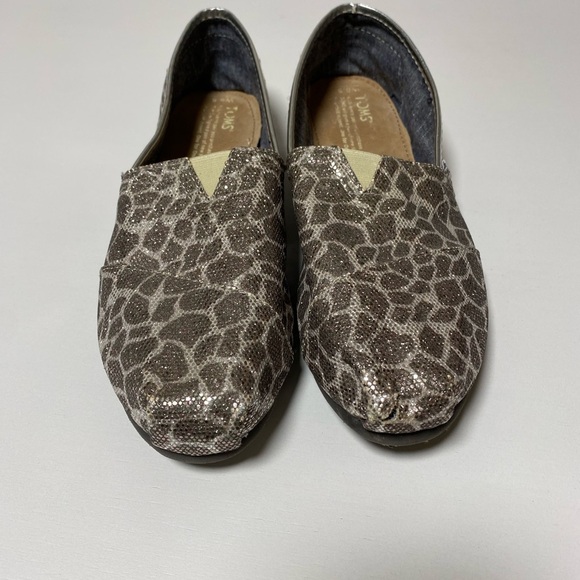 SOLD!  SOLD! Tom’s Leopard Flat Sz 8.5 Shiny Finish Multi-Color Grey/Brown-FLAW - Picture 2 of 5